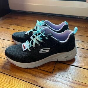 New with Tags Sketchers ArchFit Memory Foam Sneakers Women’s Size 11